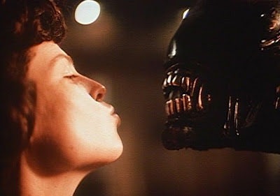 Alien+-+Sigourney+Weaver+%26+The+Alien.j